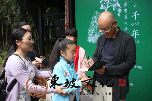 李勇为粉丝签名。.JPG
