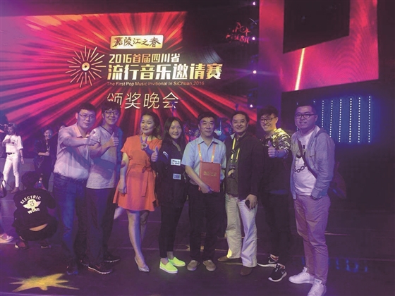 眉山代表队在比赛现场留影。.jpg