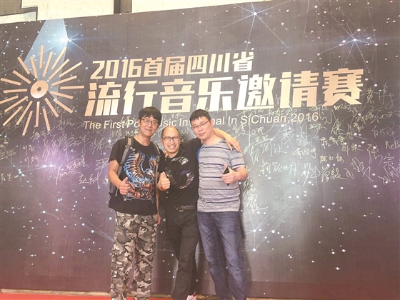 “老男孩”组合在比赛现场。.jpg